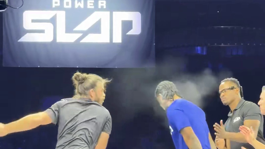 他为了家庭…毅然决然的举起了大手…扇向了对面那人的脸… 你们说