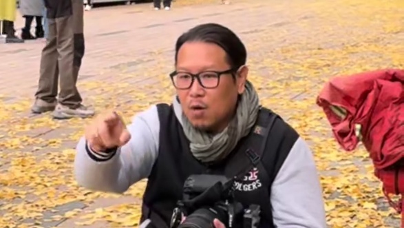 与银杏合照适合30岁以上气质的拍照姿势 适合30岁以上气质的拍照姿势#街拍 #银杏树#搭讪 #摄影教