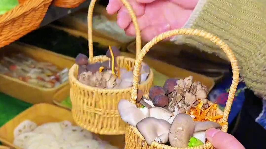 贵州酸汤，太适合冬天吃了，还是自助的随便吃，简直不要太棒了#城市里的烟火气 #酸汤火锅 #戒不掉的贵