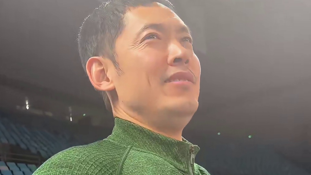 【单口相声《5号回家》 表演者：张庆鹏】张庆鹏今天率天津男篮做客首体，作为前首钢5号，赛前这个“号码