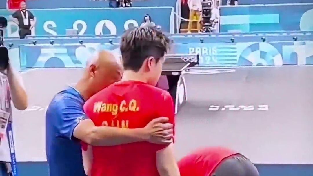 王楚钦职业生涯至暗时刻！多亏莎莎鼓励，重回巅峰！#体育#乒乓 王楚钦职业生涯至暗时刻！多亏莎莎鼓励，