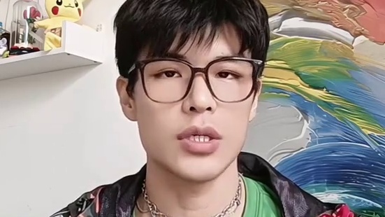 男生们，浪漫式不等于浪漫风格，别搞混了哦 浪漫式，是你当下穿搭习性的一种表达，会变；基因穿搭风格，是