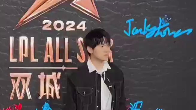 黑色牛仔夹克搭配白色衬衣，今天是超级帅的精致boy!