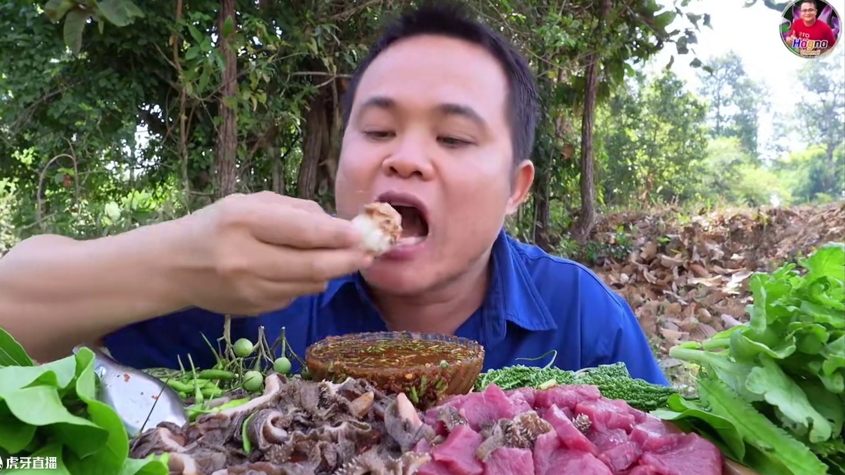 小赖苦瓜鲜辣酱汁️牛杂拼盘香米饭团 #泰国主播吃美食视频 #这一口简直香迷糊了 #泰