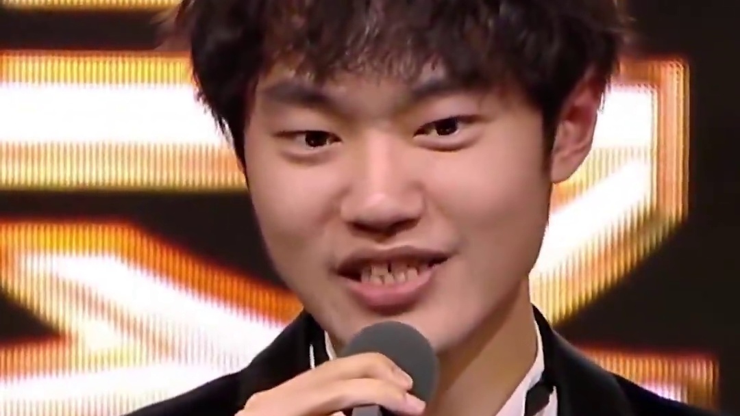 Knight：明年我想把冠军留在中国。有一说一，今年左手真没得黑，近几年左手打的越来越好了，今年确实