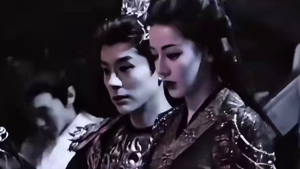 #迪丽热巴 #慕胥辞 这个黑金造型，简直就是鬼气十足~#贺思慕