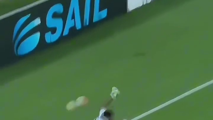 足球赛场守门员那些极限幻灯片扑救！简直太不可思议了