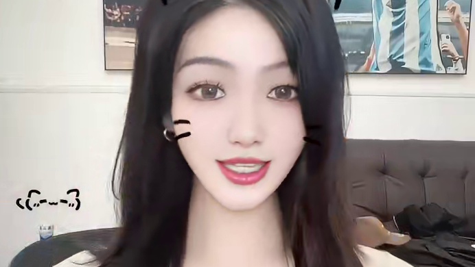 你喜欢⚽︎？喜欢？还是我？ #女球迷 #甜妹 #甜系女孩 #笑容最治愈的女孩 #守店日常