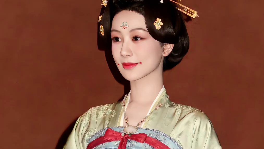 #杨紫 #国色芳华 海报拍摄花絮，好美啊~是没见过的紫妹~