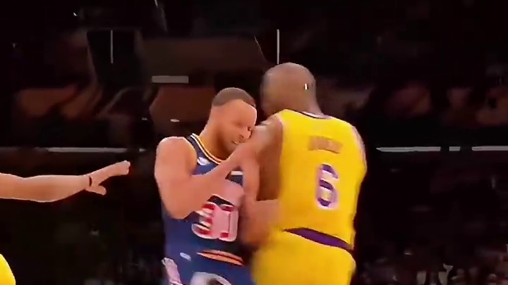 库里撞翻詹姆斯！