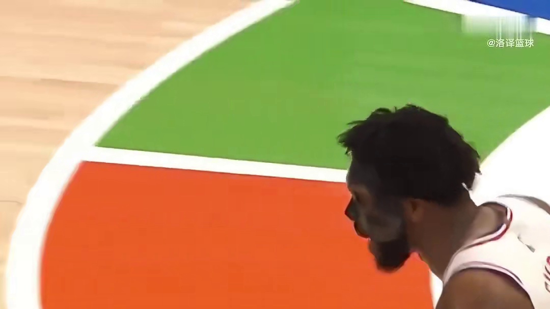 恩比德被吹进攻犯规，不满判罚找裁判理论，被吹T后，暴怒对着女裁判一顿疯狂输出，直接被驱逐出场。