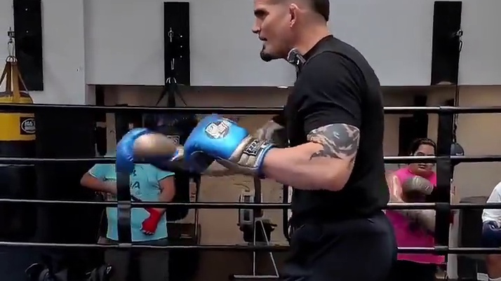 在向前移动时连续刺拳的技巧 #泰拳 #自由搏击 #拳击 #日常训练