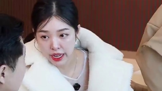 公司小伙伴一直盯着我，被尴尬到了#外国媳妇#韩式水光肌#水光霜