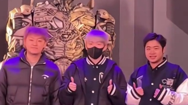 王楚钦一头新发色现身环球影城，太有型了！#热歌扶持计划#有何不可（Cover 许嵩）