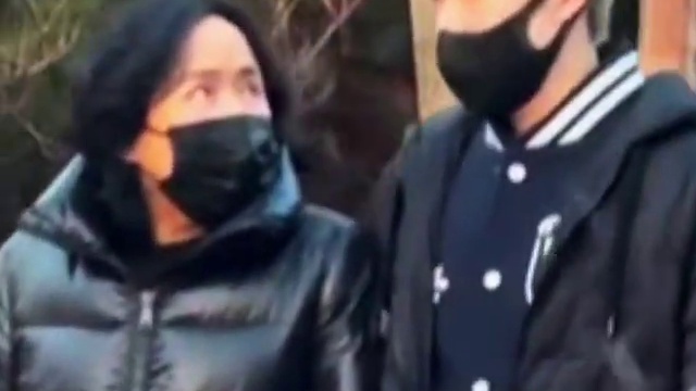 幸福的一幕，王楚钦陪妈妈逛街游玩