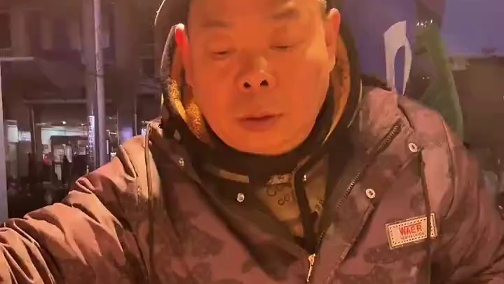 路边摊的这一口脆皮烤肠谁懂啊，一口咬下去全是小时候的快乐~ #打卡街边美食 #人间烟火 #烤肠 #街