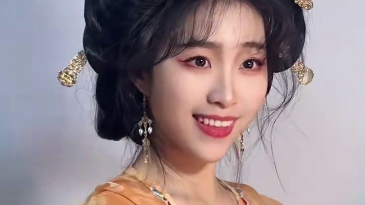 唐风真的好显富贵～ #汉服人有自己的圣诞穿搭 #手残党也能学会的发型 #唐风少女妆发分享 #汉服发型