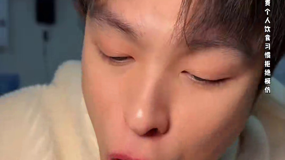 青岛超大海鲜锅贴一个半斤 狂炫40个 老板全程监控真实！#海鲜美食 #锅贴 #妈呀太香了 #挑战