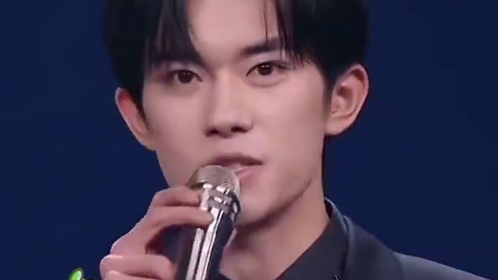 当年毕业典礼的那番话，他做到了 #易烊千玺 #小小的我 #发声#演员易烊千玺