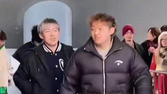 王楚钦和母亲手挽手现身环球影城，这新发色有点时尚！#热歌扶持计划#秋日情歌QASHQAI #王楚钦