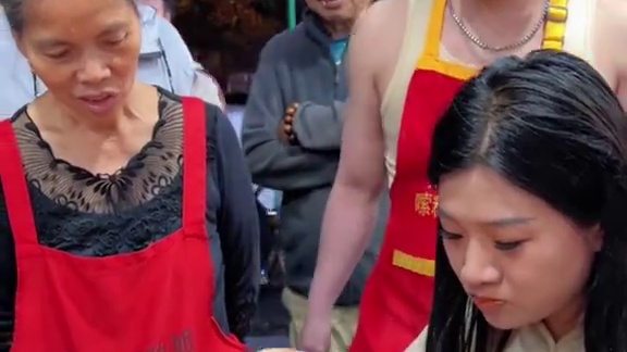 美女挑战10碗爆辣螺蛳粉，竟然8秒一碗！阿姨血亏5000块~#螺蛳粉