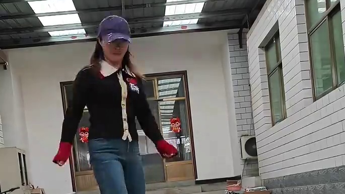 就问你丝不丝滑？说呀？#滑板女孩 #原谅我不厚道的笑了 #好爱滑板的自由感