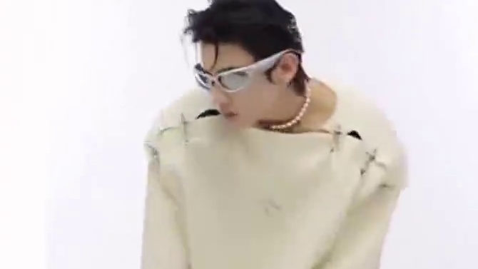 模特：不敢睁开眼，希望是我的幻觉！#看一次笑一次 #万万没想到 #模特 #搞笑 #抽象