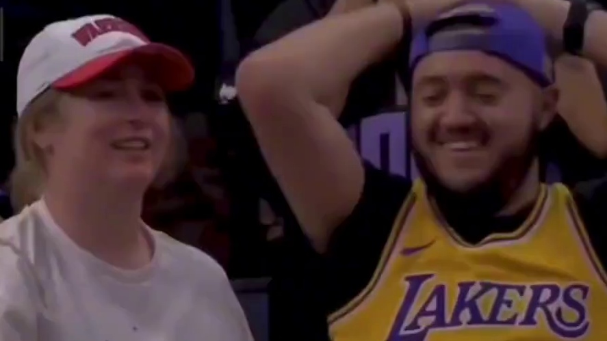 如何评价这场比赛？小里弗斯上篮绝杀，湖人战胜勇士！#nba圣诞大战 #詹姆斯 #库里 #nba