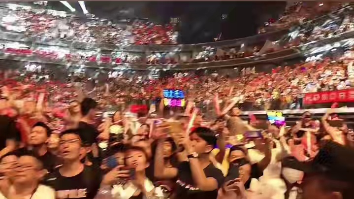 在嘉禾望岗，唤醒沉睡的热血！《致敬黄家驹》演唱会，用音乐冲破岁月枷锁，那些熟悉的前奏响起，是我们向青