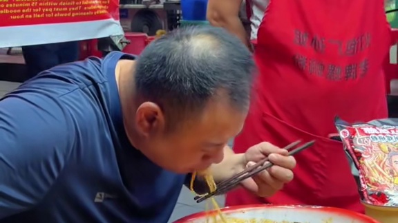 贵州帅哥要1分钟吃完5两螺蛳粉，拿走阿姨5000奖励~你觉得他能挑战成功吗？#螺蛳粉