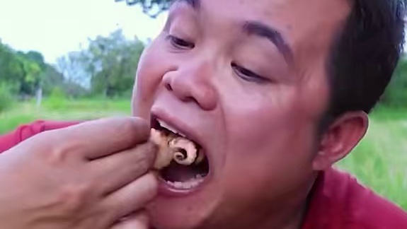 鲜辣️小八爪鱼凉拌竹笋 #泰国主播吃美食视频 #泰国美食 #泰式凉拌海鲜视频 #泰国大叔#内容启发搜