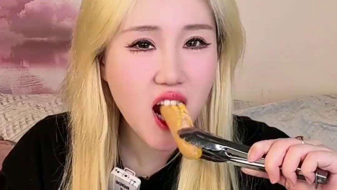 烤肠机纳入年货！深夜爆汁香迷糊了！天天刷别人吃68安排了！ #烤肠 #拥有烤肠机的快乐 #美食种草