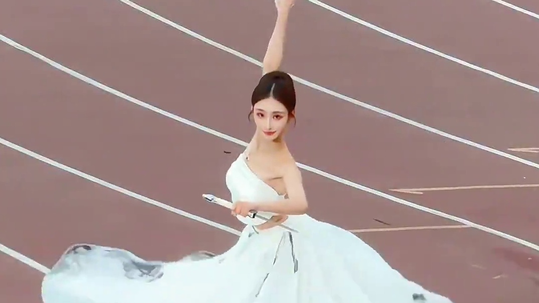 要挥多少下才能到你心里#古典舞 #一字马 #剑舞 #将军进行曲