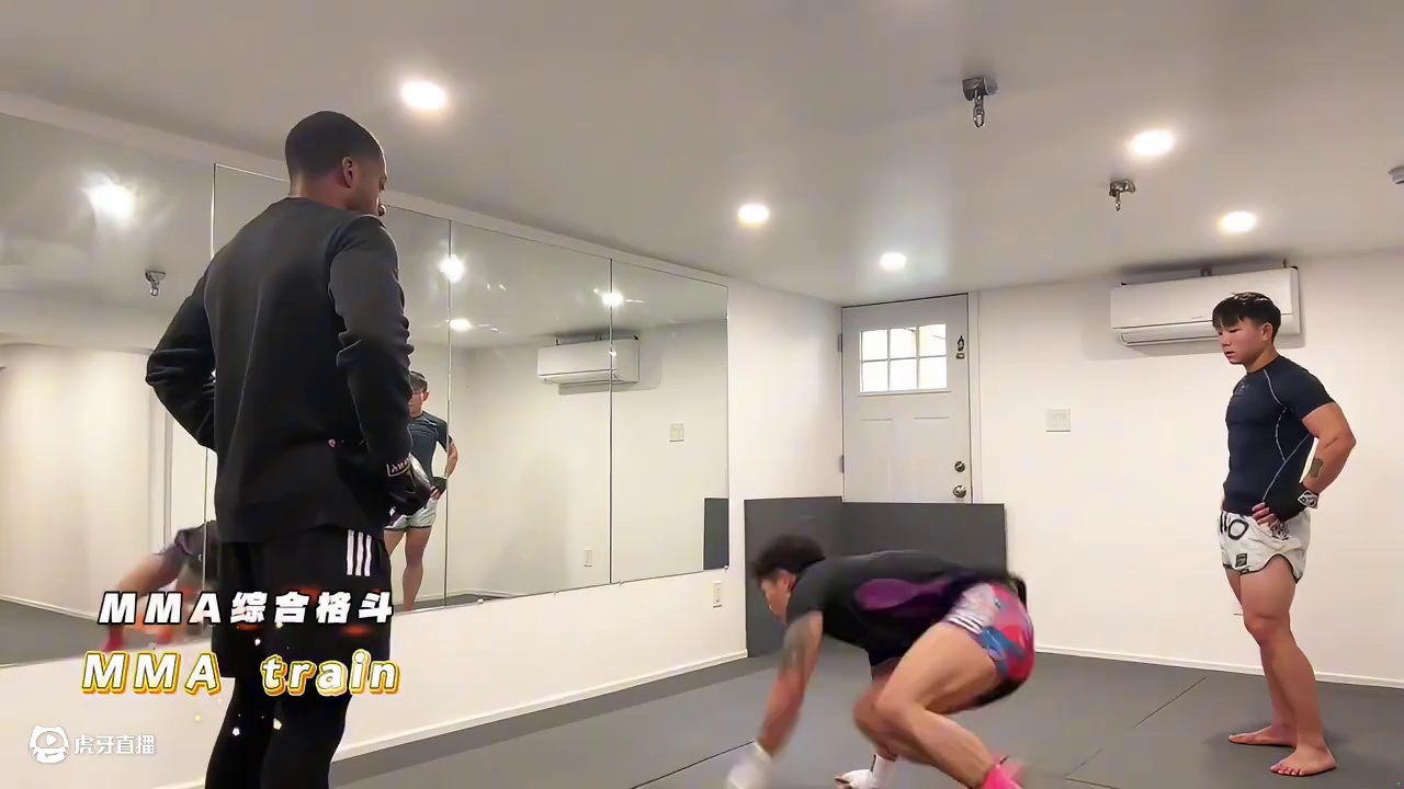 泰拳培训 帮他们备战综合格斗比赛
