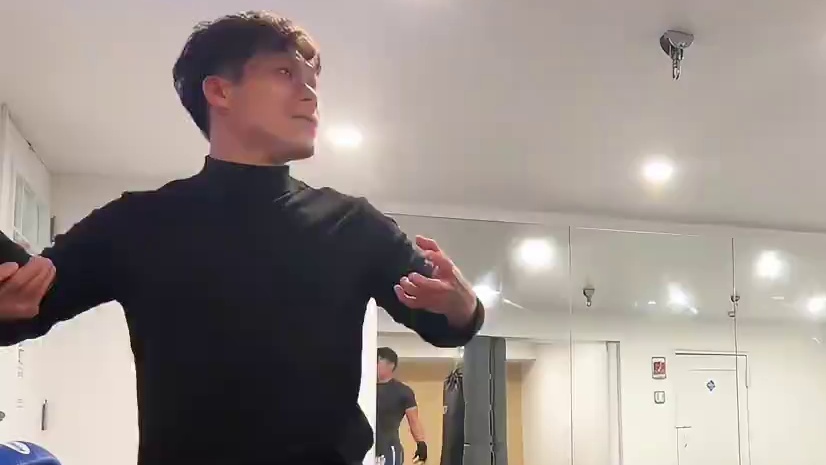 泰拳培训。他练了三年，打了两场比赛，但事实上他连左右直拳都没打明白，当然也不妨碍他两场都打赢，因为他