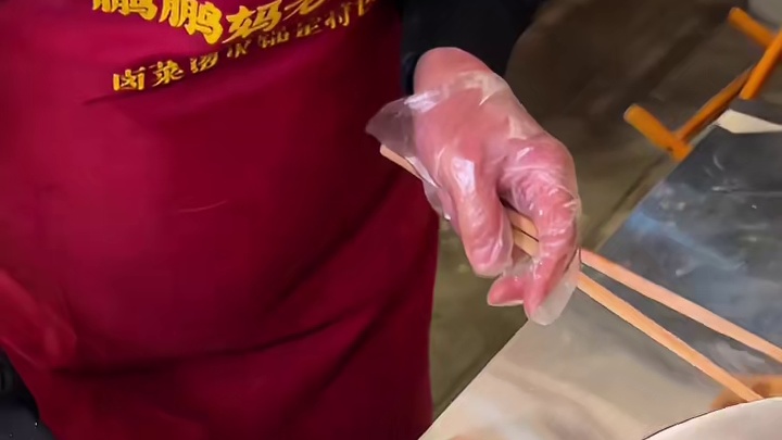 1块8的素菜，4块8的荤菜！ 你没看错，这就是成都景区旁边火锅的物价。不过这是社区老火锅，不是本地人