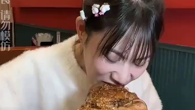 外行人看不到的吃播秘密！吴半饱一段路人镜头，揭开狂吃还能骨瘦如柴的障眼法 #吴半饱  #吃播  #明