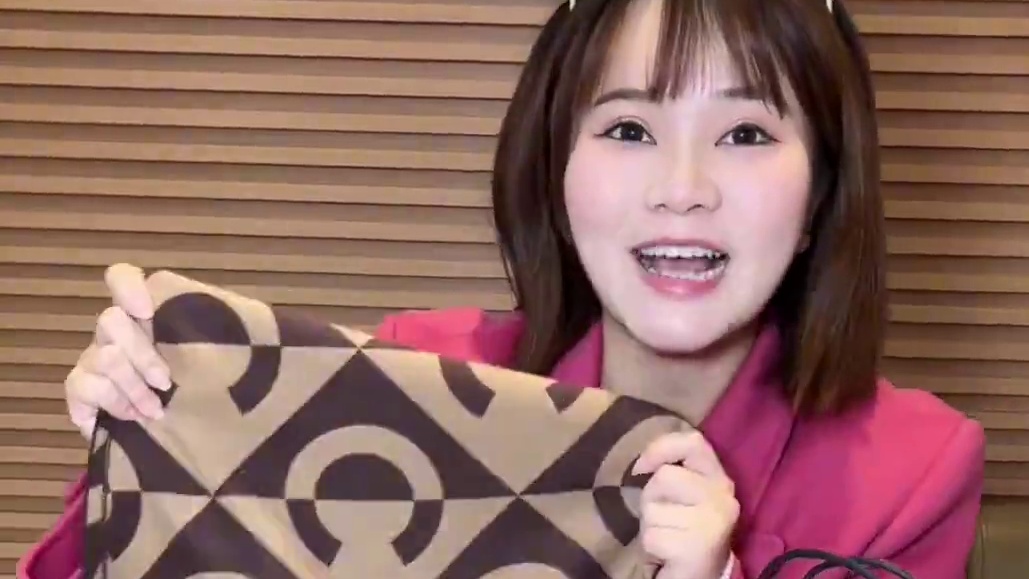 哇撒！买大杯的伯牙绝弦套餐就能得围巾，还可以免费领姬姐家超好看的周边#好朋友一起跨年#霸王茶姬四川#