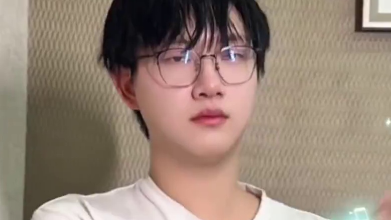 Fly：挑战一个王铮亮的新曲，不许扣人机！粉丝：牛机