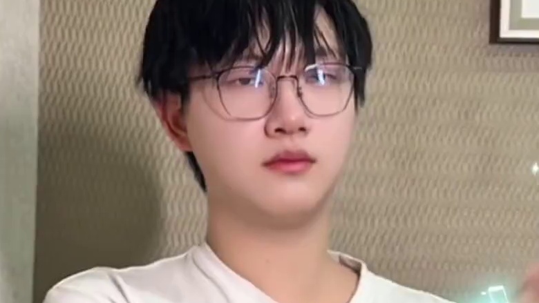 好好好Fly挑战了王铮亮新曲Fly发博的时候还特意强调不要在下面扣人机