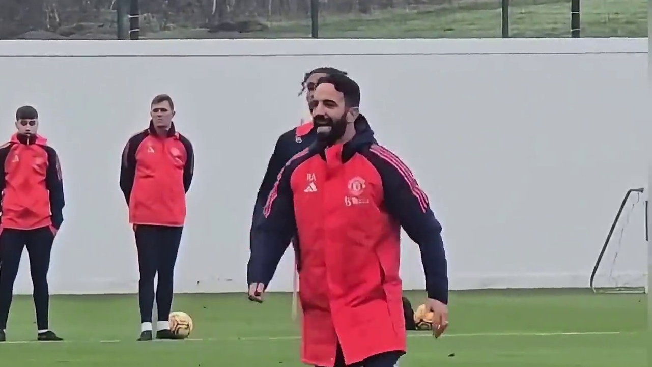 帅位不稳呀！#阿莫林 执教曼联遭遇三连败 后面还要面对纽卡 利物浦以及阿森纳 太难了 #足球的魅力 