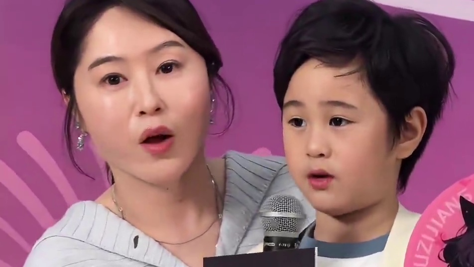 松子说：姨姨去新疆可以去找他滑雪～～好可爱的松子宝宝 心都要化了！！#马立奥 #抖