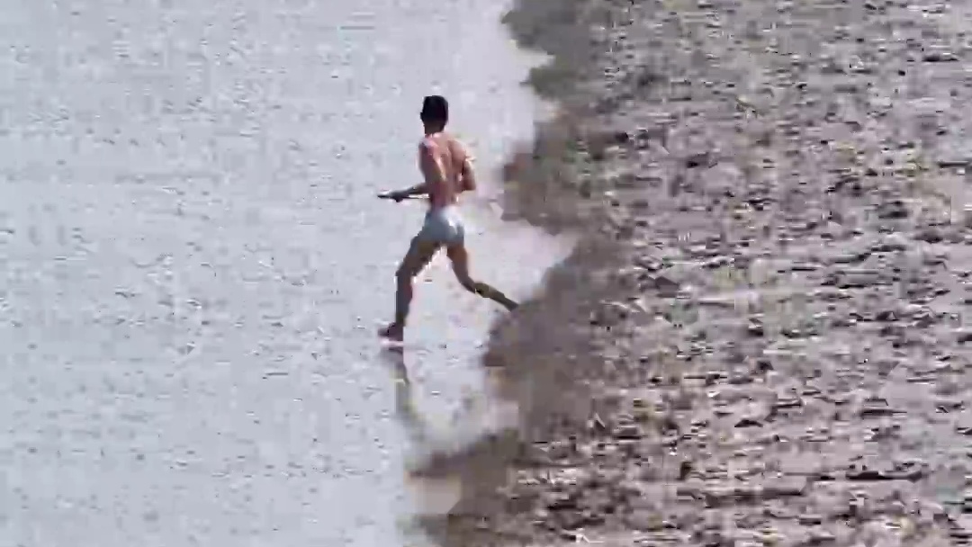 抢潮头鱼的小哥，踩着迷人的小碎步，一路狂奔勇立在潮头#抢潮头鱼 #非专业人士请勿模仿