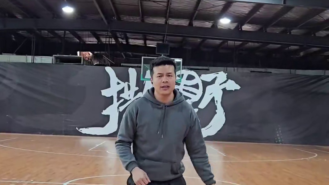 运球要有节奏，重心的变化才能更好的过人。#篮球技巧教学 #篮球 #欧文