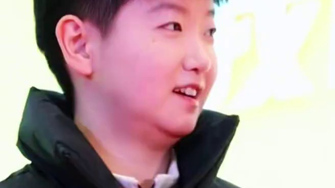 莎莎太敬业了，这身穿搭完美搭配汰渍活动