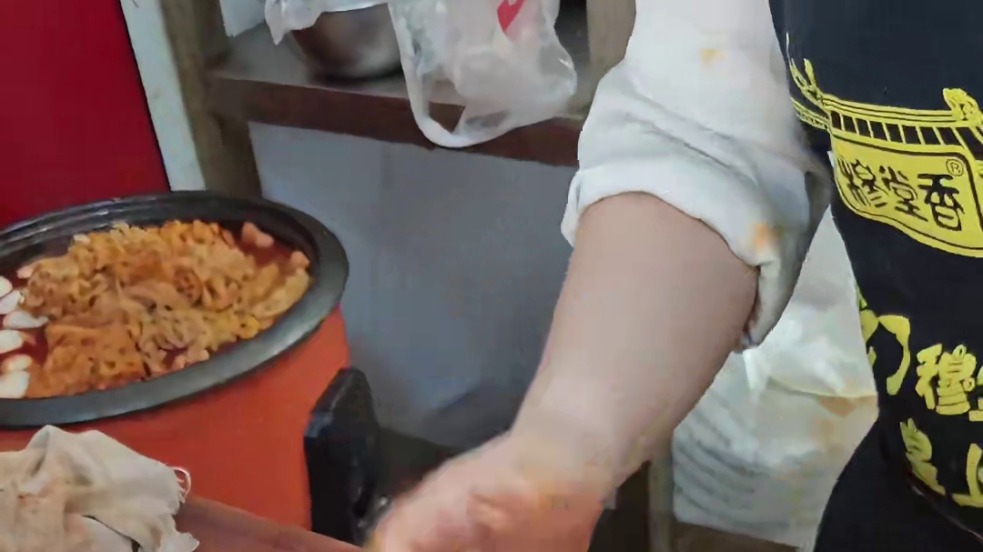 西安高陵区很火的土豆片夹馍，全家福6块5一个巨大巨扎实！