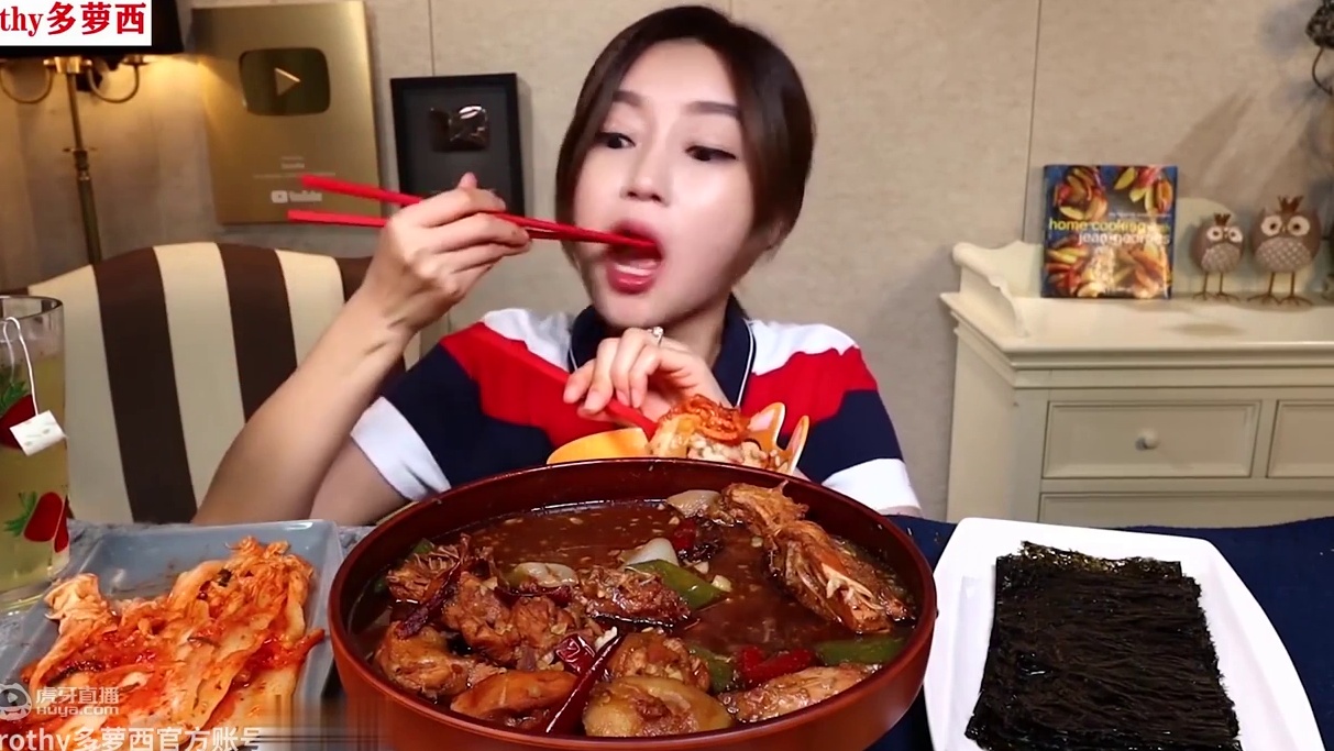 第一次试着做辣味可乐炖鸡肉，味道怎么样呢？出奇地入味好吃！