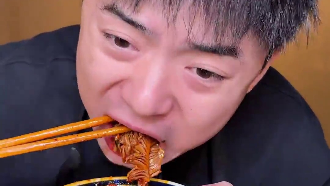 一口开启2025的爆辣盛宴，爆辣千层肚搭配川式火锅煲仔饭！没想到油泼饺子皮煮火锅这么惊艳！#火锅 #