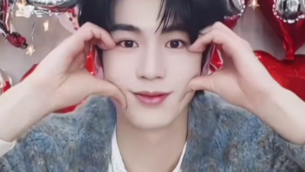 是笨蛋又可爱的帅哥一枚！#张凌赫 #张凌赫27岁生日 #搞笑