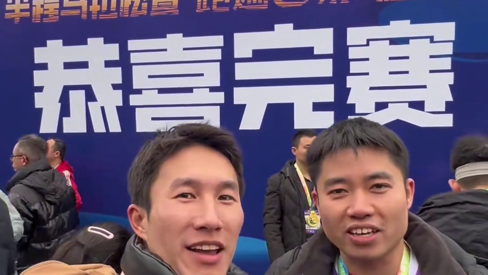 人生首马｜没人告诉我马拉松这么快乐啊？ 不然早都来了，气氛真的太好了！报了几年的成都马拉松没中，来德